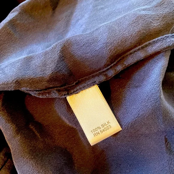 Dark navy 100% silk dressy top. Size Large - Picture 3 of 5